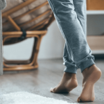 Camminare a piedi nudi in casa: stabilità corporea attraverso il semplice contatto